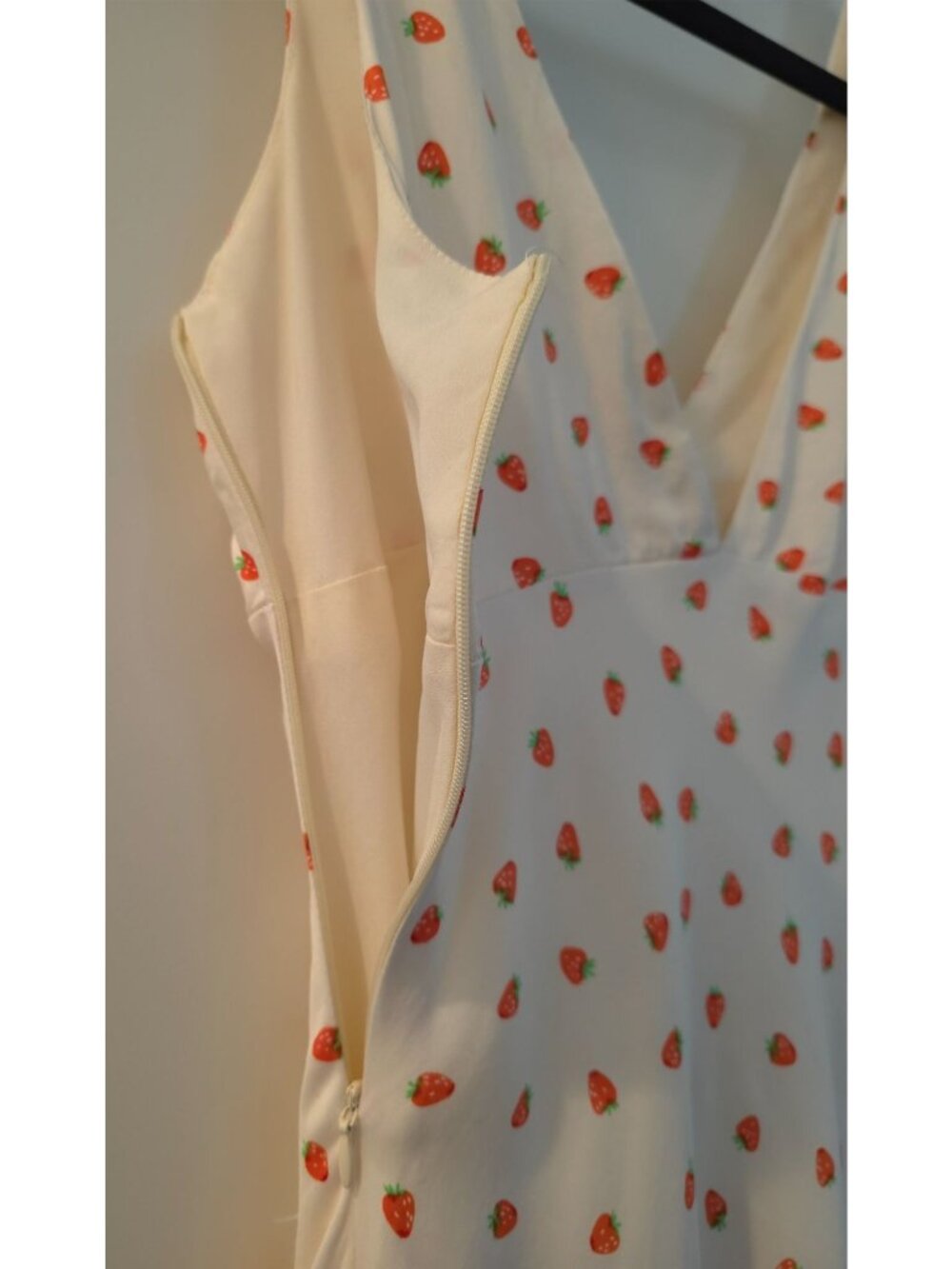 Zara Strawberry Print V-Neck Sleeveless Cream Satin Mini Summer Dress XS - Picture 5 of 8